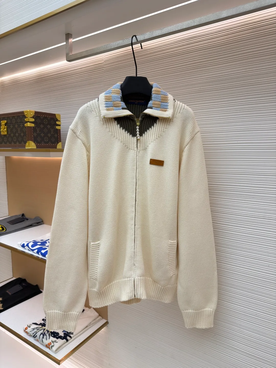 LOUIS VUITTON letter badge iridescent color-blocking knitted tunic jacket ●Original version: purchased and developed for 23600 ●Item number: 1682240-B65 ●Fabric: wool blended fabric ●Technology: knitted ●Color: off-white ●Version: fitted version ●Weight: about 1340 grams ●Size: S-M-L-XL ●Description: This off-white knitted zipper cardigan is made of Australian merino wool blended worsted yarn and uses a coarse needle plain weave process. The fabric texture is full and three-dimensional, with a soft touch and excellent warmth retention. The yarn has been treated with anti-pilling treatment to prevent pilling after long-term wear. The neckline is spliced ​​with contrasting striped ribs, which are made using yarn-dyed jacquard technology. The pattern has distinct colors and does not fade. The placket is equipped with a customized metal zipper, and the chain teeth are polished and electroplated, making it smooth and anti-oxidation. The leather logo plate on the left side of the body is fixed by hand caulking, and the edges are neatly routed; the cuffs and hem are edged with high-elastic ribs to keep them from becoming loose after long-term wear. The overall design adopts a loose shoulder cut, and the seams between the shoulders and the body are seamlessly embedded and clipped. The stitching is smooth and has no foreign body feeling. The spacing of each stitch is precisely controlled, showing the ingenuity of high-end knitted clothing. The overall wiring is straight and delicate, the fabric is comfortable and soft, and the color is consistent without color difference. It can be matched with the same style to create a fashionable look and control various occasions. Customized accessories, complete with three standards, same style for men and women!
